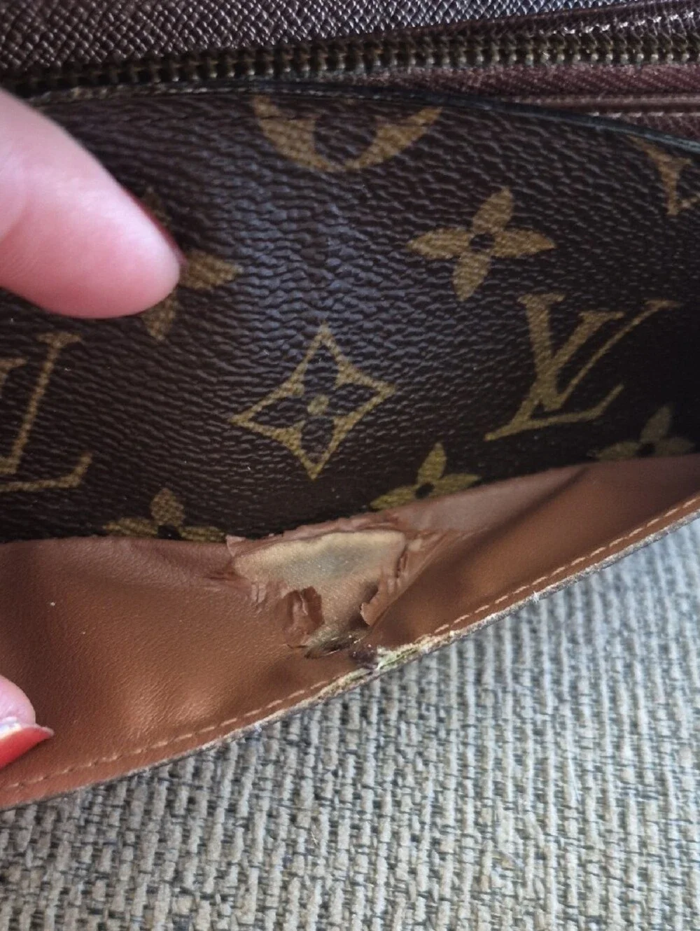 Louis Vuitton Sarah Monogram Canvas Fold-Over Wallet MI0099